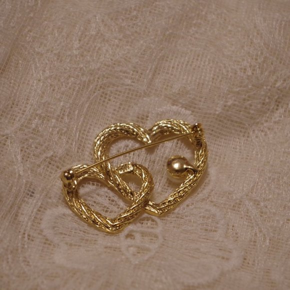 AAI Gold Tone InterLocking Heart Brooch With Faux Pearl Gold Plated - Picture 3 of 6